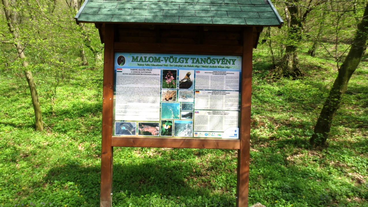 A Gerecse Natúrpark egyik legnépszerűbb kirándulóhelye. A sok évszázados kőbányászatáról, a vörös márványáról híres Tardos a Gerecsei Tájvédelmi Körzet szívében helyezkedik el, melyet a Gerecse legmagasabb hegycsúcsai vesznek közre. A tanösvény hossza: kb. 1,5 km. Állomások száma: 8