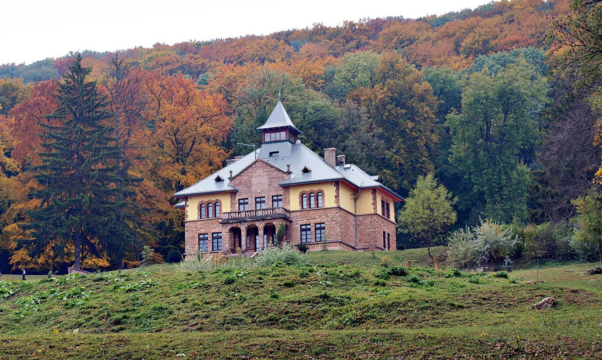 Tardos, Pusztamarót. A nyaraló 1935-ben épült dr. Serédi Jusztinián bíboros-hercegprímás megbízásából.