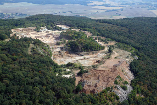 Hazánk egyetlen, még működő vörösmárvány bányája. Igaz, hogy vörös márványnak nevezik, de nem márványról, hanem vörös mészkőről van szó, amely kiváló fényezhetősége miatt kapta a „márvány” elnevezést.